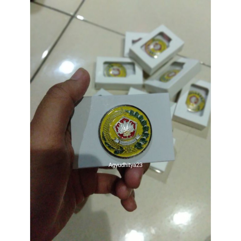 Lencana Dharma Pertiwi dan lencana persit tipis sesuai mupus