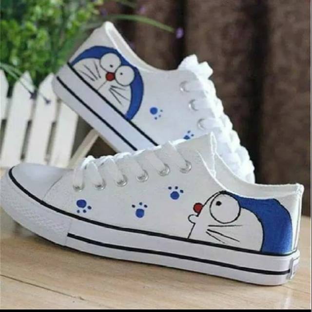 Vektor Tegak Gambar  Doraemon  Di Sepatu 