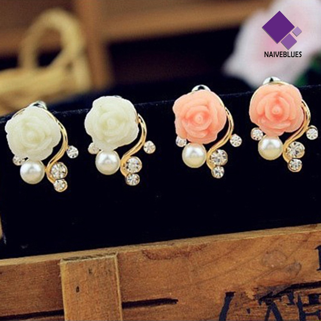 1 Pasang Anting Stud Desain Bunga Mawar Aksen Berlian Imitasi Bahan Alloy Untuk Wanita