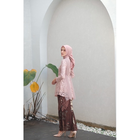 (Akita-zara tunik series Rose) set couple kebaya wanita &amp; kemeja batik pria. kebaya wisuda kebaya kondangan kebaya lamaran bahan lace premium