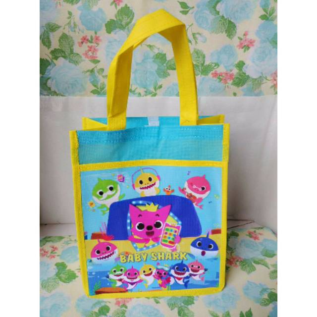 

[Ready Stock] Tas Kantong Baby Shark Totebag Anak Souvenir Goodiebag Terlaris 20x25x12 cm