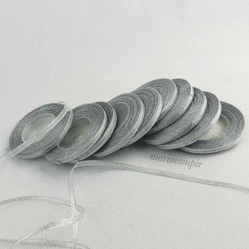 

PITA KAIN GLITTER PERAK SILVER 1/4 INCI 6 MM 20 YARDS