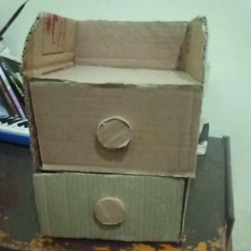 

kerajinan lemari kardus