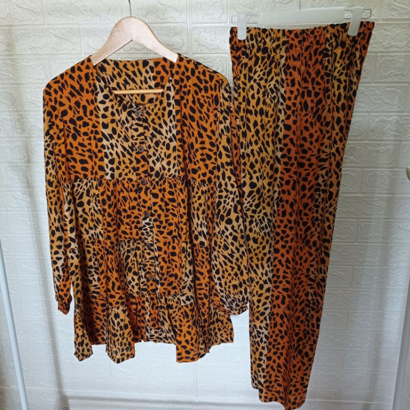 One set wanita motif macan bahan katun orange