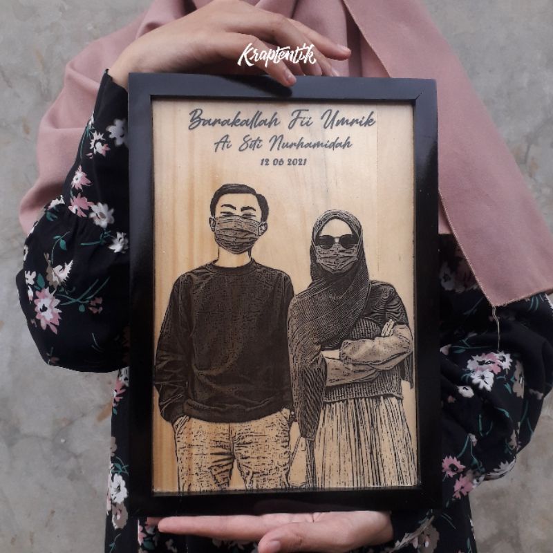 SKETSA KAYU, SKETSA WAJAH, LUKISAN KAYU,  KADO ULANG TAHUN, BINGKAI FOTO KADO WISUDA, FOTO KAYU, SKE