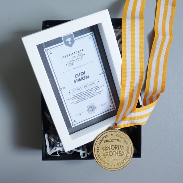 

Goodiebox Paket Medali Favorite Brother dan Sertifikat dengan Frame Kado