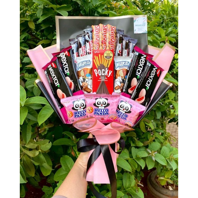 BUKET SNACK SILVERQUEEN CANTIK BLACK PINK KERTAS CELLOPHANE / BUKET SNACK MEWAH / BUKET SNACK MENARIK / BUKET SNACK HADIAH WISUDA / HADIAH SIDANG / WEDDING / ANNIVERSARY / HADIAH PACAR / JAJANAN / BINGKISAN / SIDANG SKRIPSI /