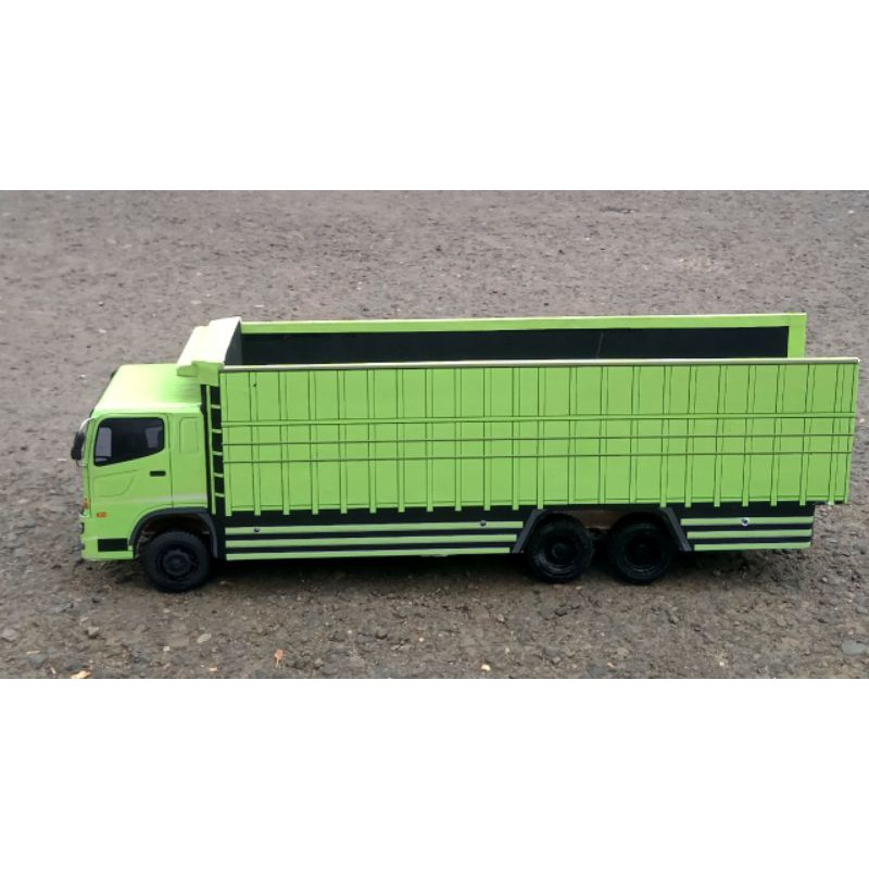 Miniatur truk tronton