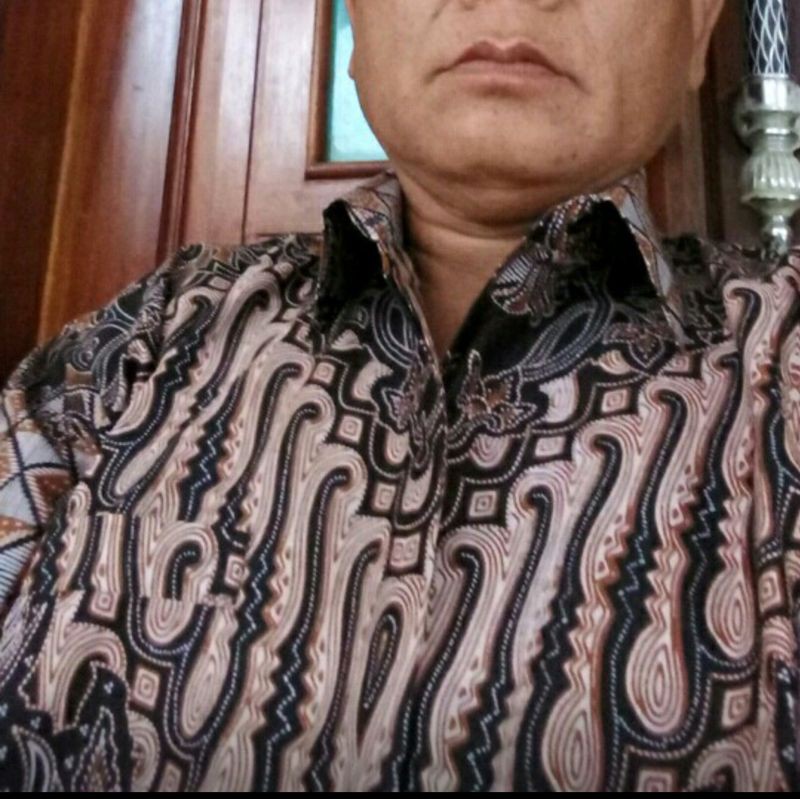 WIRADITYA RAJASAKTI KEMEJA BATIK SOLO PRIA LENGAN PENDEK PANJANG LAPIS FURING ATASAN PREMIUM MODERN KATUN HALUS PUSARAN 2 PUNAKAWAN PENDEK SADEWO SADEWO PEN SADEWO 2 DANAPATI JAGADHITA DANADIPA GAGAH PERKOSO  GHANIM SULAIMAN  ADINATA COLET CAHAYA  SULTAN