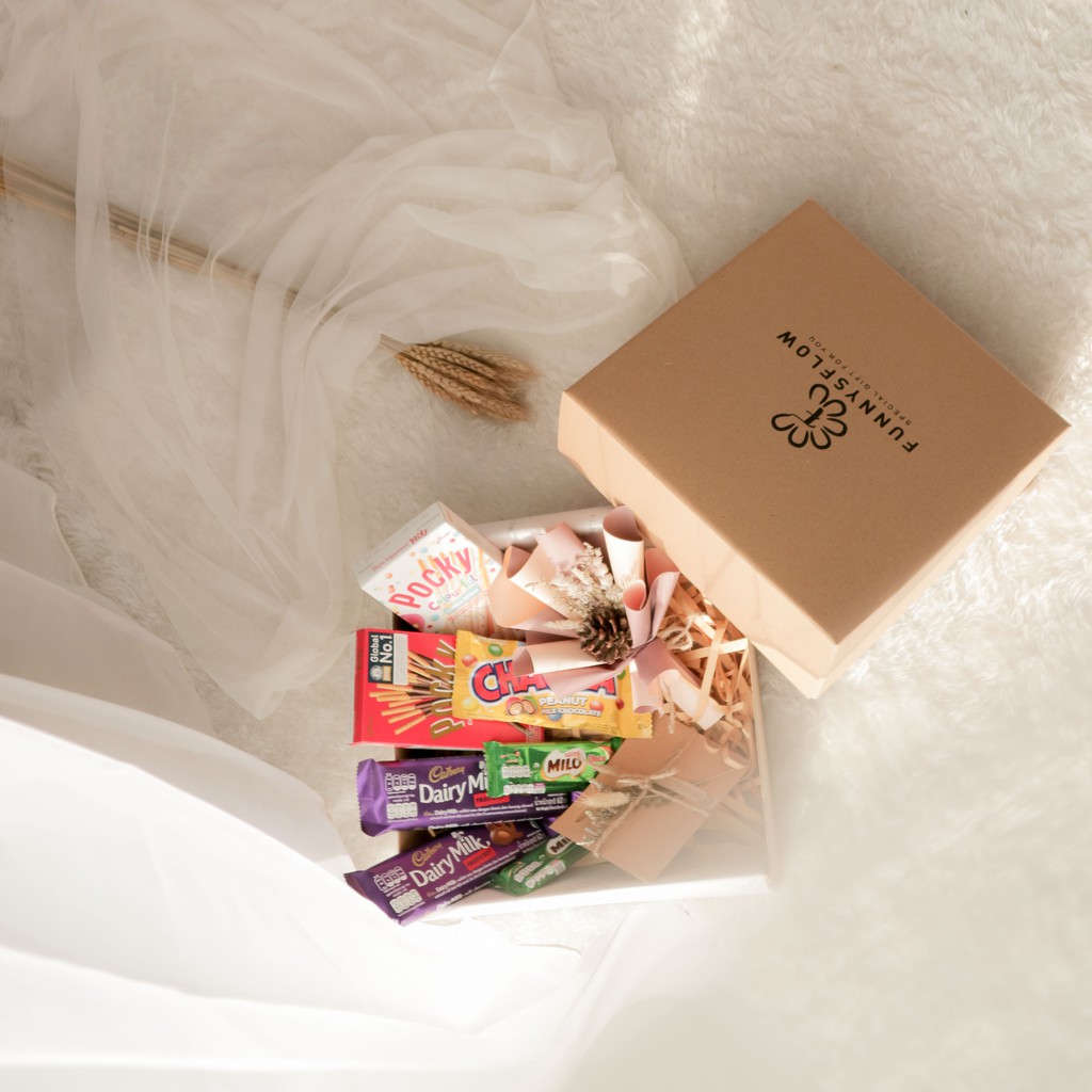 

PAKET HAMPERS/GIFTBOX COKELAT VALENTINE | Hampers Birthday, Wedding, Wisuda, Anniversary | CUSTOM