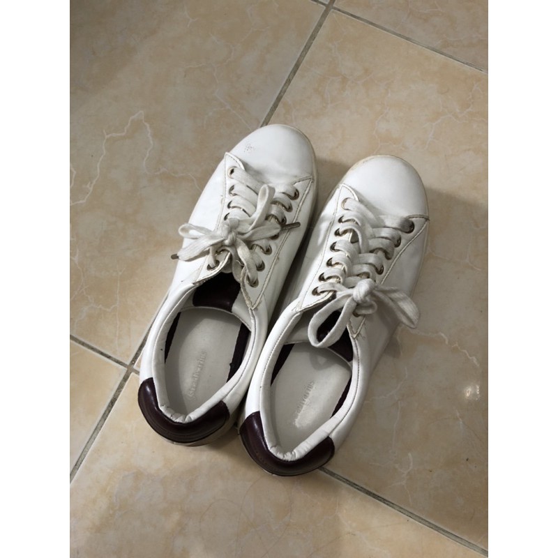 white sneakers by Stradivarius preloved