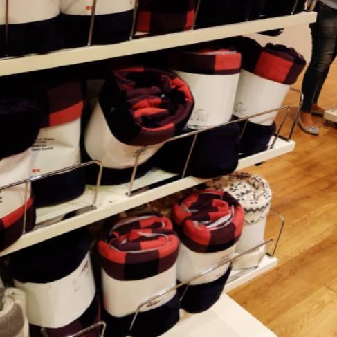 ☎ Uniqlo Fleece Blanket ➭