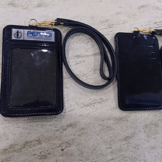 

Name Tag Id Card Tempat Kartu Tali Logo PERADI advokat pengacara Kulit Hitam Glossy 4 Slot Card