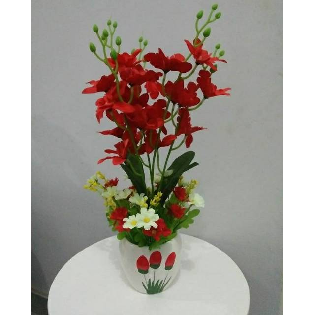 Bunga anggrek pot lukis