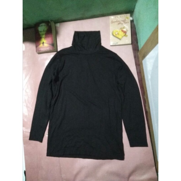 kaos turtleneck second bekas uniqlo size L