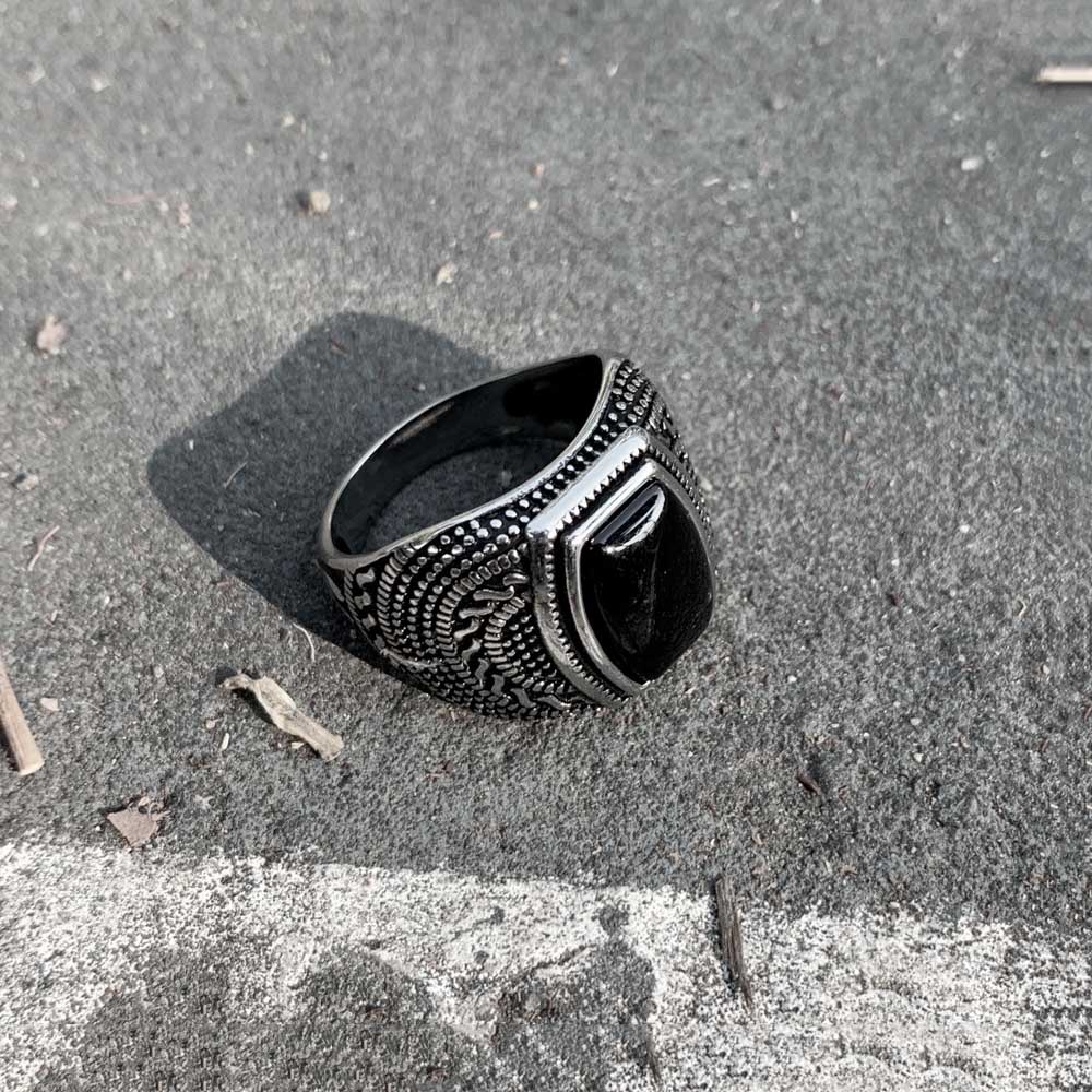 Cincin Bahan Titanium Steel Warna Hitam Gaya Vintage Untuk Pria