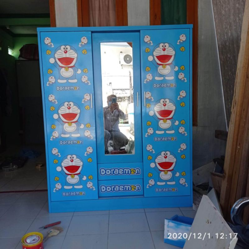 lemari doraemon