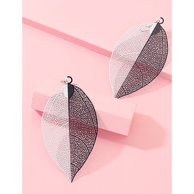 LRC Anting Gantung Fashion Black Leaf Simulation Texture Earrings D34641