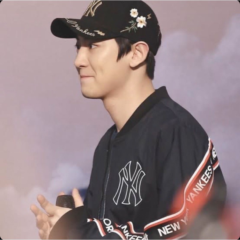 Topi Chanyeol MLB GOLD BEE CURVE CAP NEW YORK YANKEES