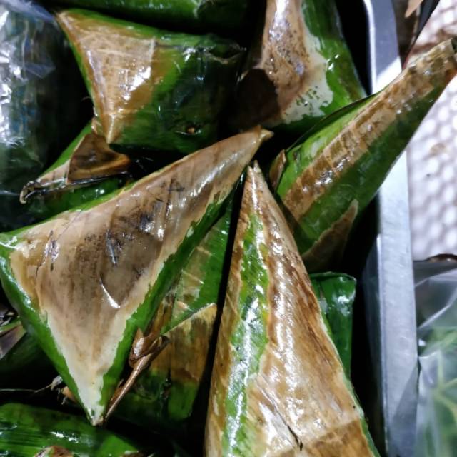 

Pengkang / lemper isi ebi kelapa