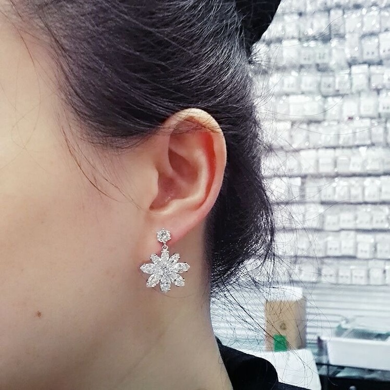 Anting Tusuk Motif Bunga Hias Kristal Imitasi Berkilau Ala Korea Untuk Wanita