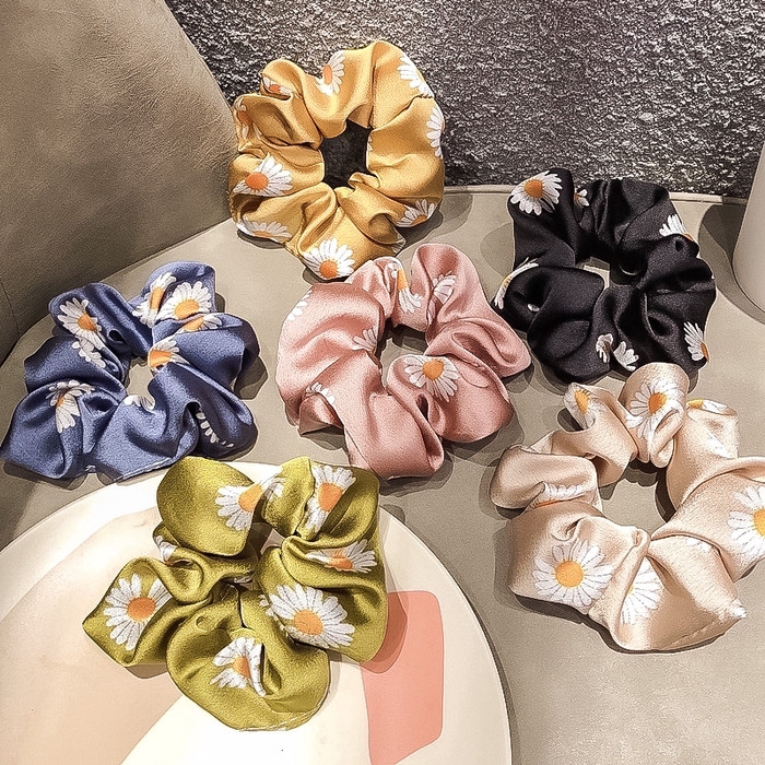 Ikat rambut kerut scrunchie motif daisy