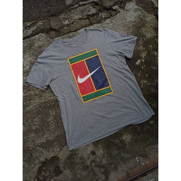 T-SHIRT NIKE COURT BIG FLAG
