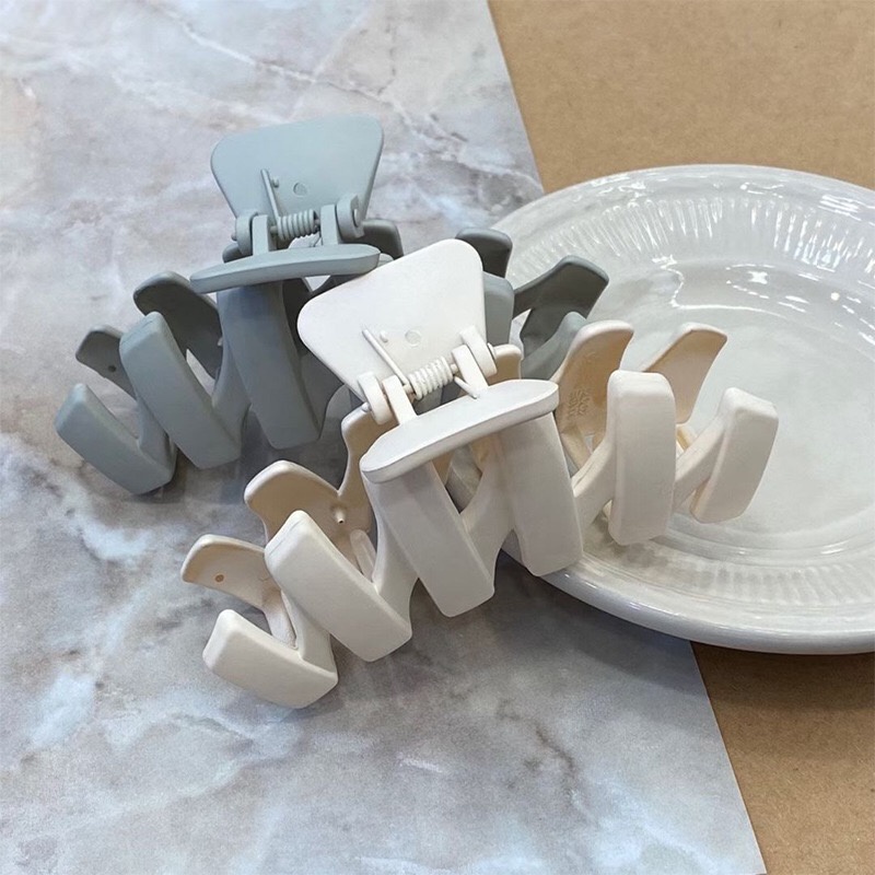 French Style Big Wave Hair Claws Geometric Hollow Hairpin Back of Head Temperament Plate Hair Shark Clip