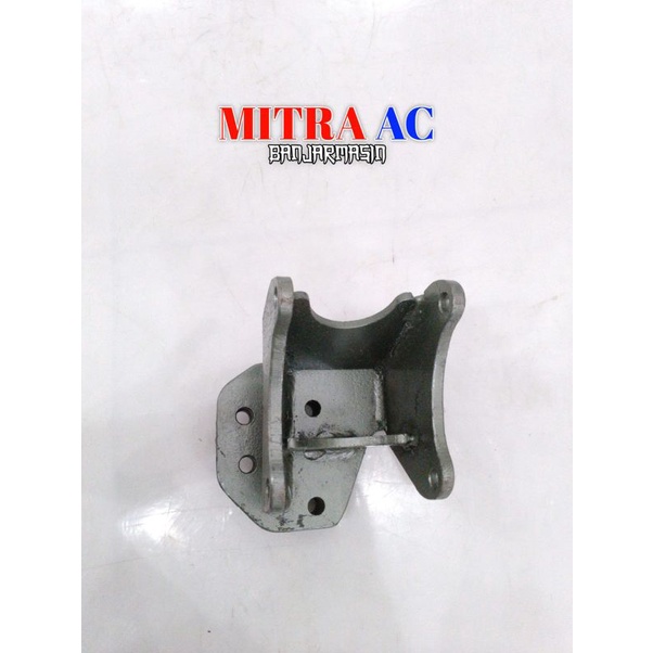BRAKET COMPRESSOR AC MOBIL NHR55 SANDEN