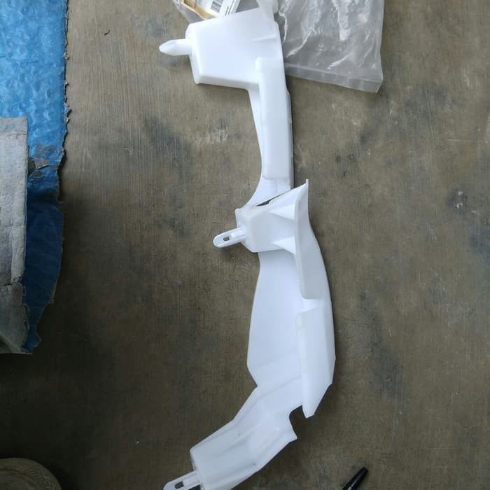 Bracket Lampu Besar KANAN Mitsubishi Xpander 8301D238