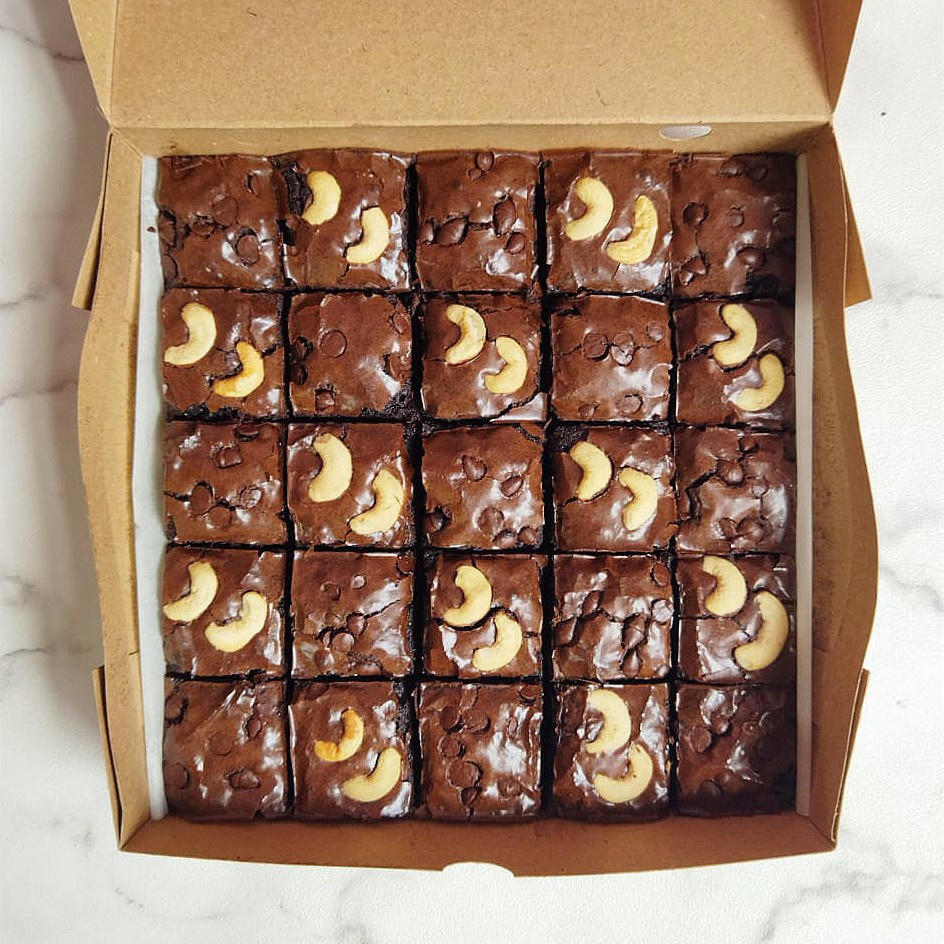 

FUDGY BROWNIES PANGGANG / Fudge Brownies Topping CHOCOCHIPS MEDE size 20x20