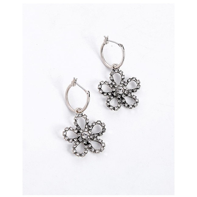 LRC Anting Tusuk Fashion Silver Flower Hollow Diamond Stud Earrings F75096