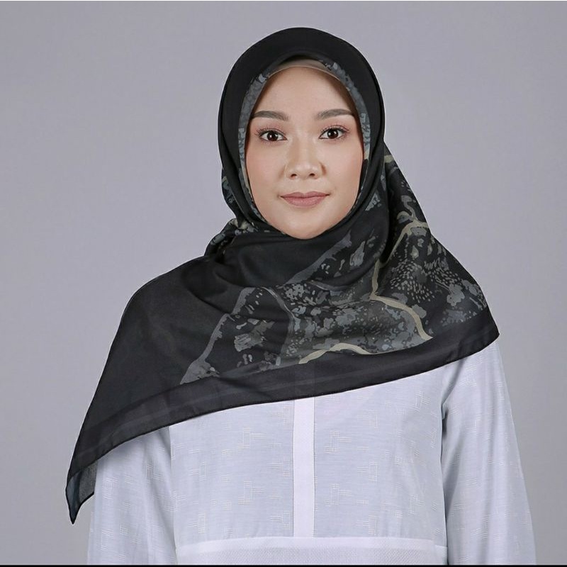Zoya Kerudung Hijab Segiempat Ivanka Scarf.