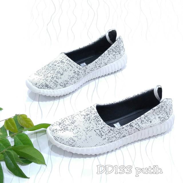 Borneo Sepatu Wanita Slip On Keren Bahan Kanvas Tebal Sol Karet DD133 by Xavyera