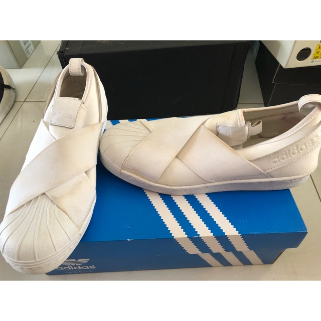 Sepatu putih adidas