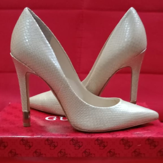 Sepatu hels guess
