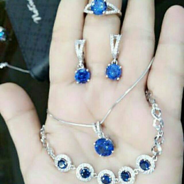 Set perhiasan replika berlian batu permata biru