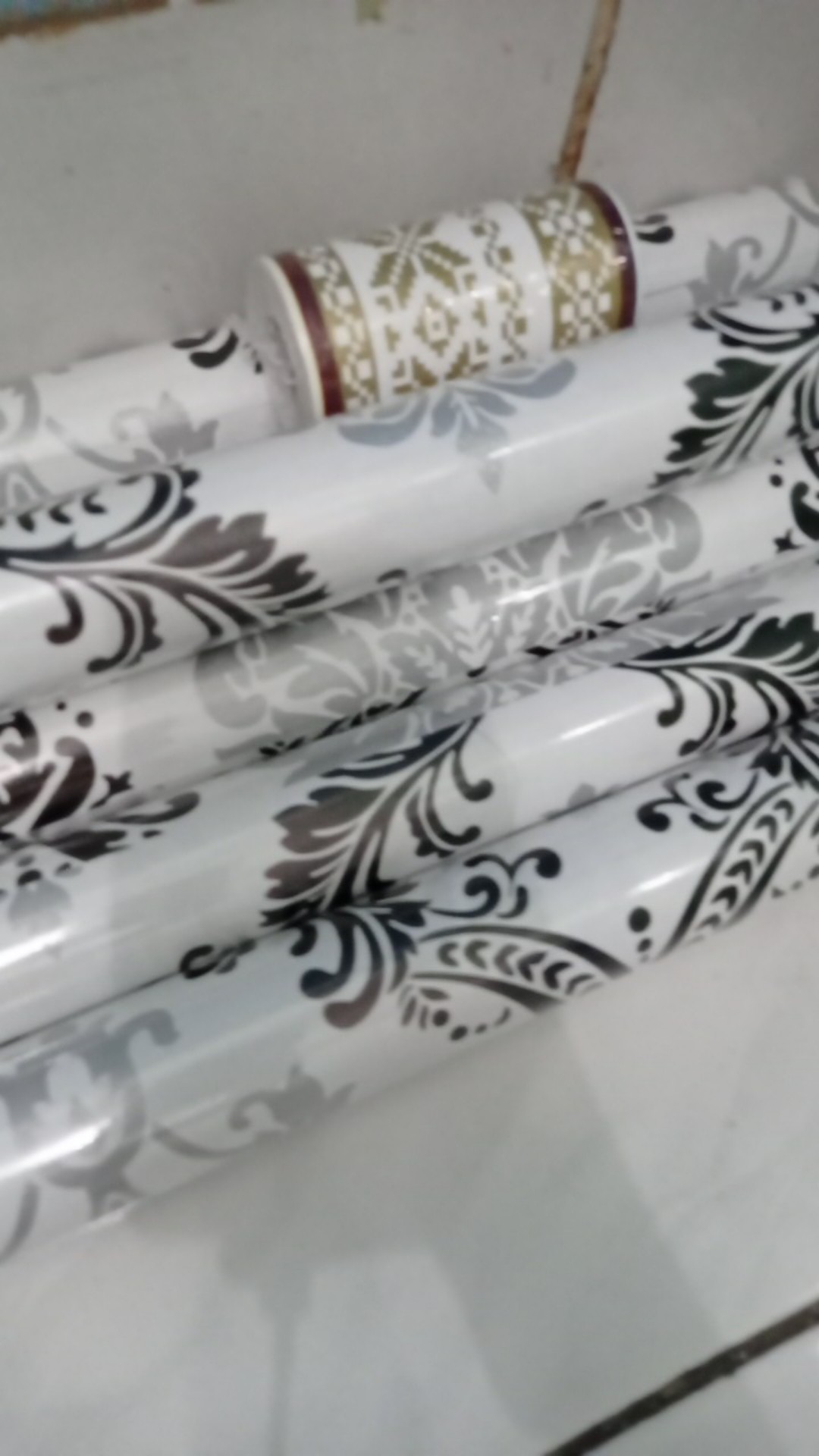 Batik Hitam Silver Wallpaper Sticker Dinding Motif Ukuran 45 Cm X 10 M Cy1037| 4 Kilo Isi 3 Roll