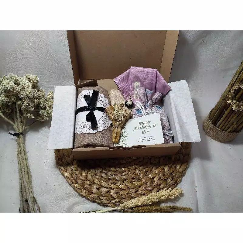 

Hampers wisuda/seminar/wedding/kado ultah / anniversary / parcel lebaran / kado pernikahan