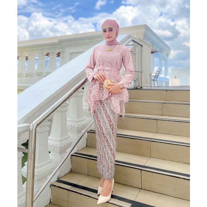 Vanriz Kebaya-Kebaya Wisuda Tile Gomes