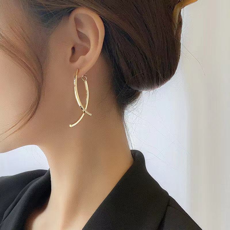 Anting Panjang Model Crossover Untuk Wanita