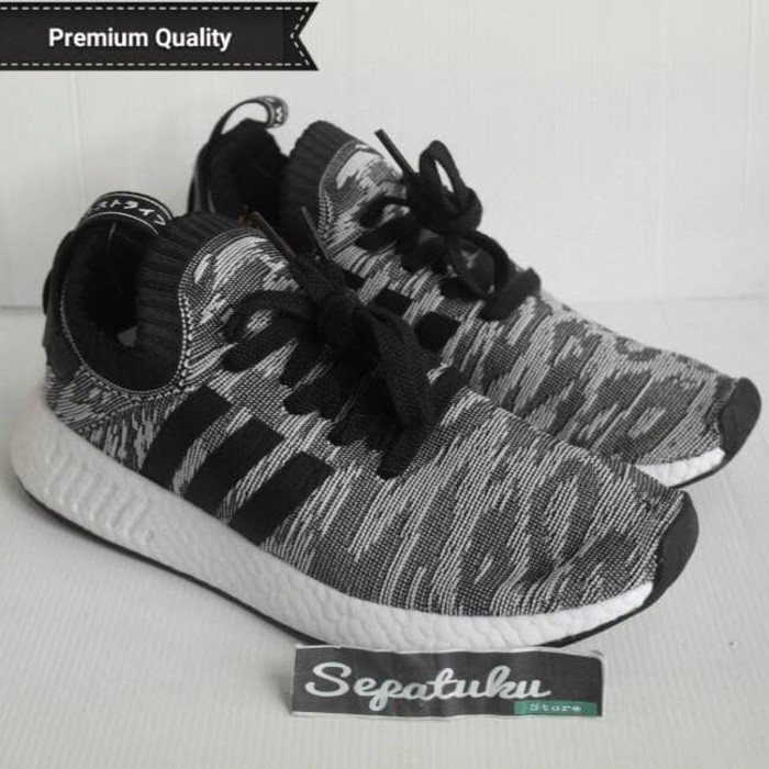 nmd r2 triple black mens