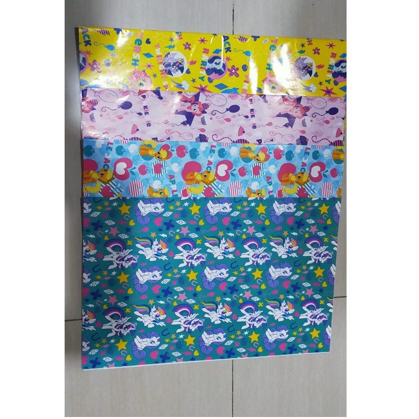 

Kiky Kertas Kado Karakter Ukuran 64 cm x 49 cm
