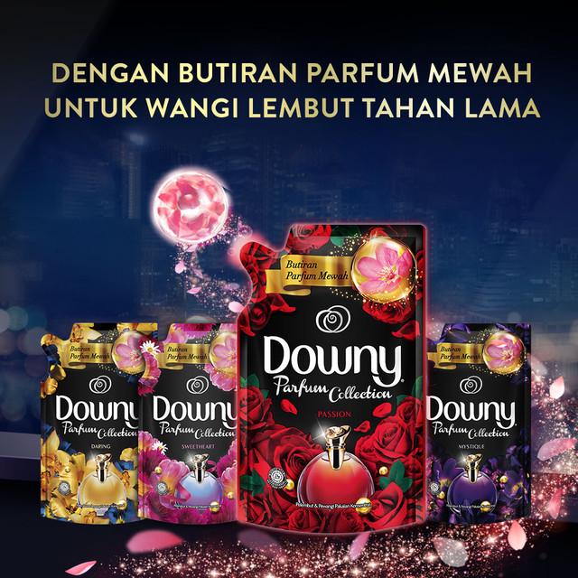 Downy Premium Parfum Passion Pewangi dan Softener Botol 900ml