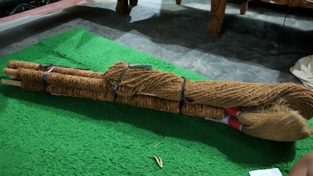 Sapu Sabut Kelapa Batang Bambu