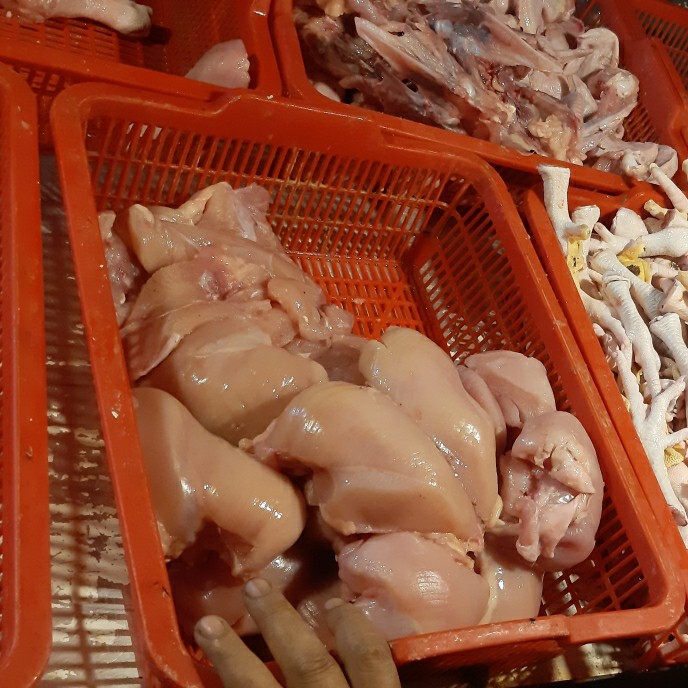 

Daging ayam 1kg (1000g)