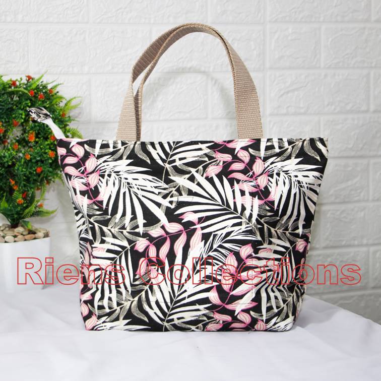 RIENS COLLECTIONS. HANDBAG BESAR BAHAN KANVAS MOTIF FLORAL PALM HITAM