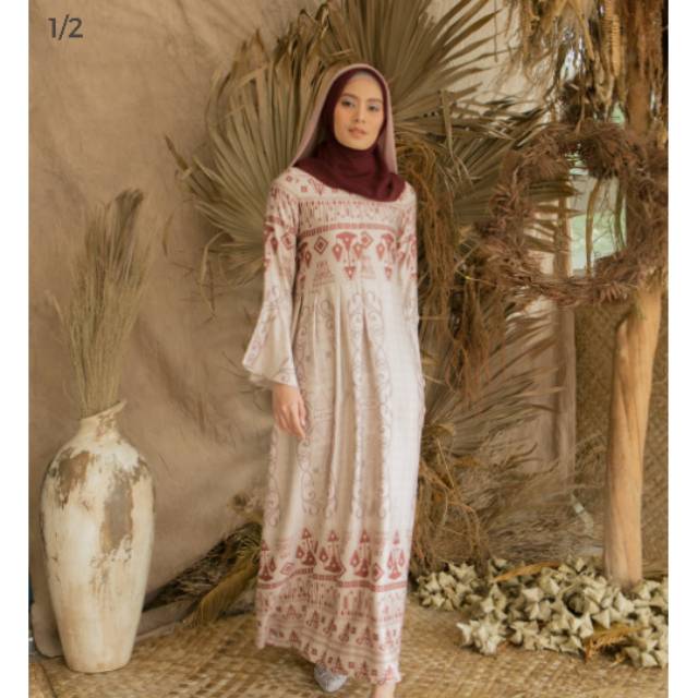 Kambera dress wearing klamby