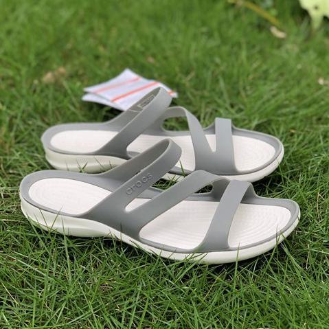 Lagi Hits Original Crocs / Sandal Wanita / Crocs Wanita / Sandal Crocs / Crocs Swiftwater - Gold, W5