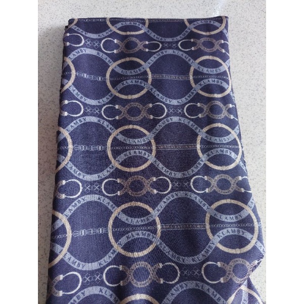 Chain scarf wearing klamby